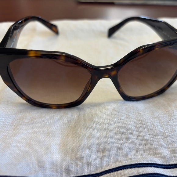 Sun glasses - Picture 1 of 4